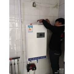 電采暖鍋爐：安裝10千瓦的微波電采暖鍋爐，可供100平米房屋取暖，4200元(免費(fèi)保修10年）?，F(xiàn)鉅惠安裝價(jià)3700元。每村三戶，數(shù)量有限，先購(gòu)先得。